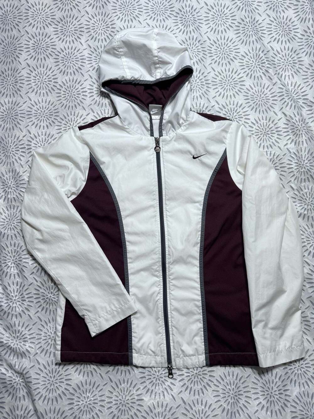 Nike Full Zip Windbreaker Womens Size Medium Burgundy and White